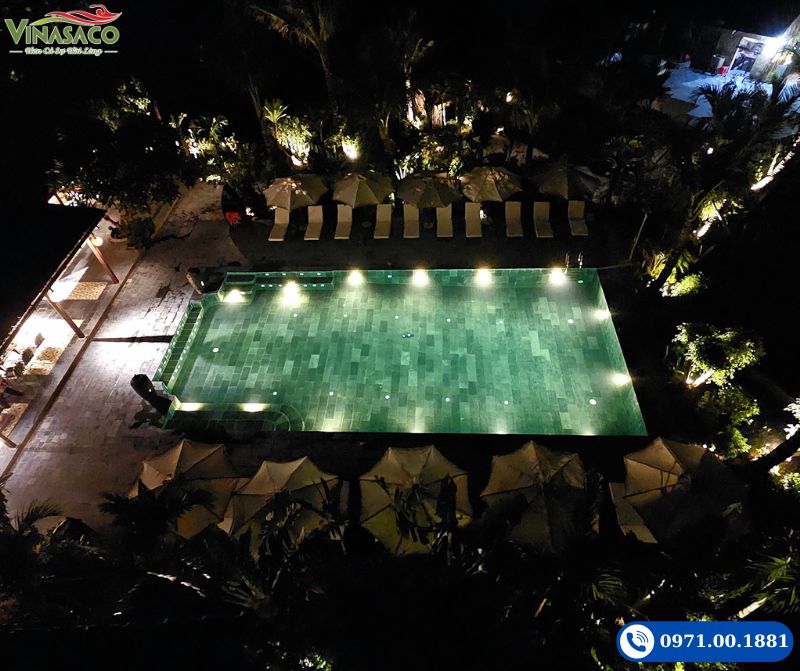 Bể bơi Aman Retreat Ninh Bình sang trọng, bao quanh bởi cảnh quan núi đá vôi.