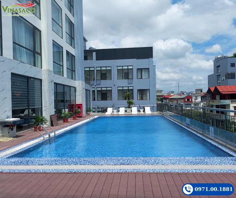 Bể bơi khách sạn Hùng Vương Quảng Ninh hiện đại, vị trí trung tâm du lịch.