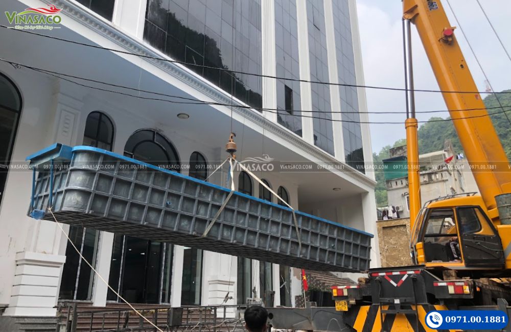 Cẩu lắp đặt bể bơi Composite tại khách sạn Việt Hoa Cát Bà