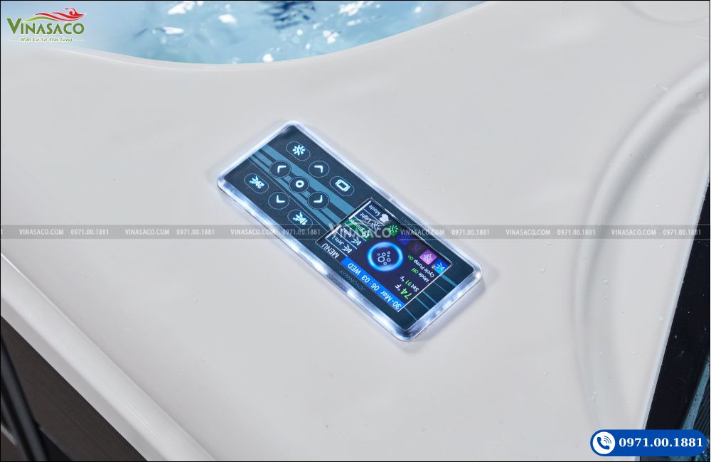Bảng điều khiển điện tử trên bể bơi thông minh Swim Spa