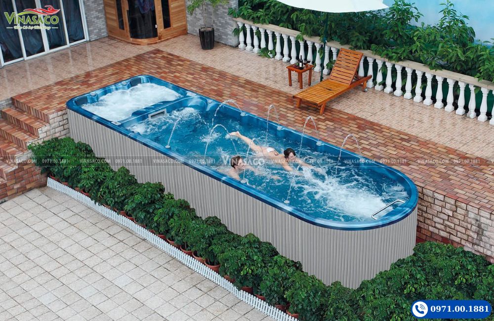 Bể bơi thông minh Jacuzzi WS-S08M lắp đặt ngoài trời tại sân vườn biệt thự
