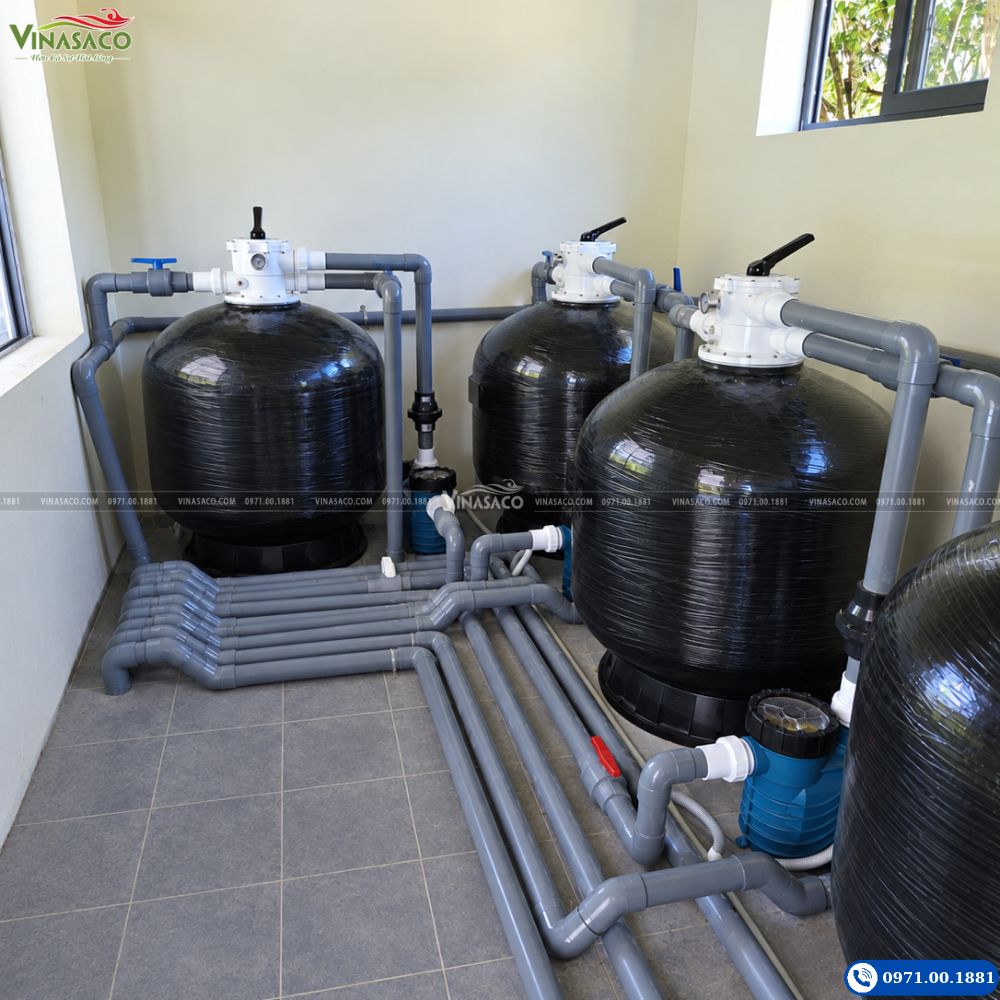 Nhiều bình lọc Aquena kết nối với máy bơm và đường ống trong phòng máy