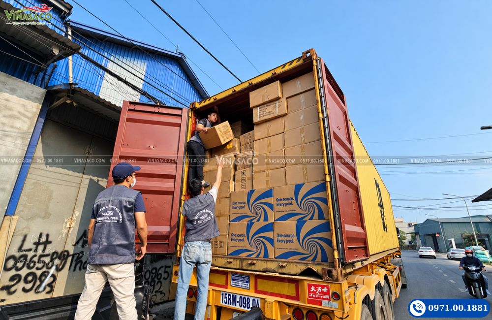Nhân viên Vinasaco bốc dỡ các kiện thiết bị bể bơi từ container
