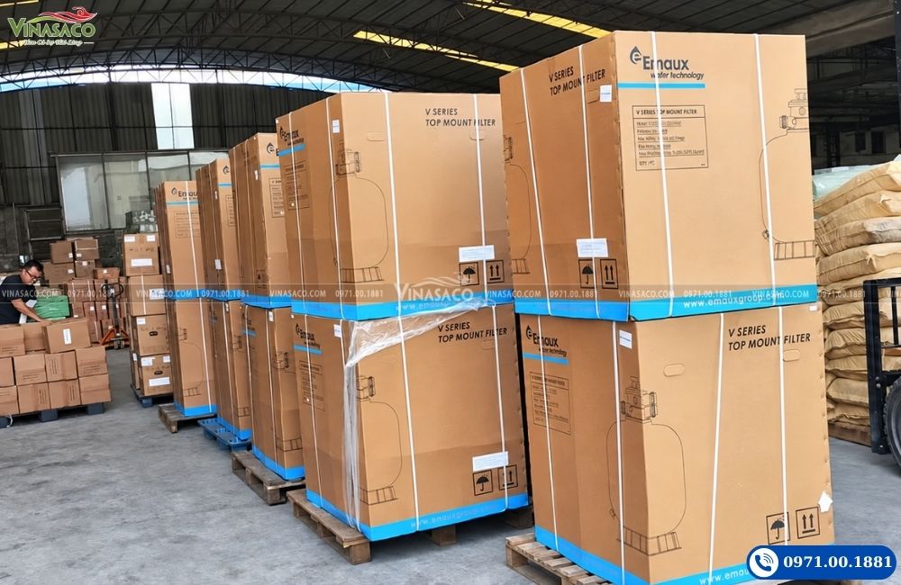 Các kiện bình lọc Emaux V series xếp trên pallet trong kho Vinasaco