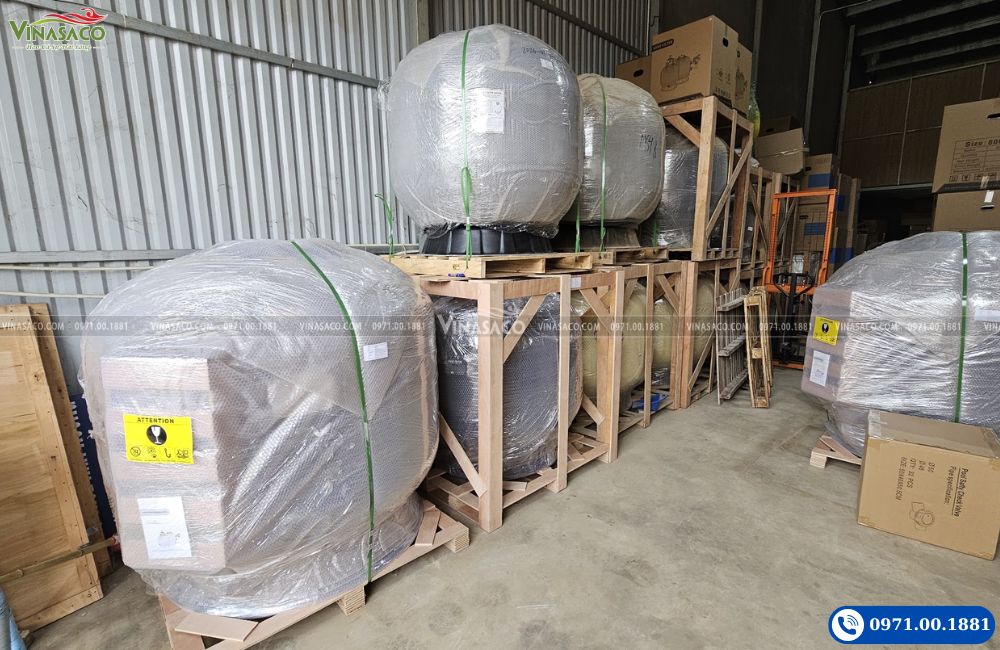Các bình lọc bọc bảo vệ và cố định trên pallet, khung gỗ trong kho