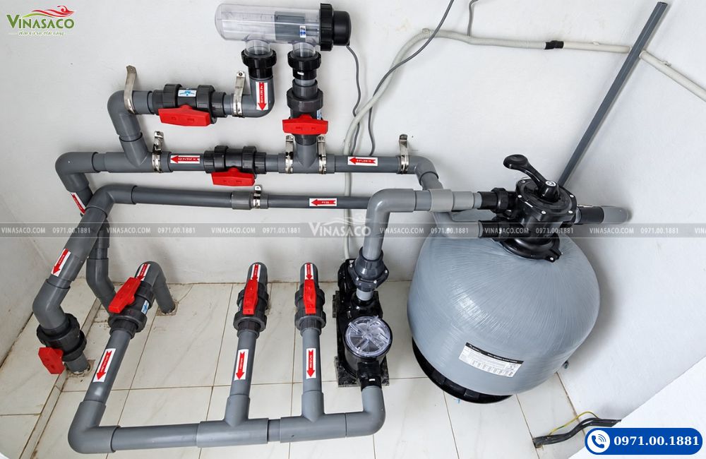 Bình lọc Emaux nối với máy bơm và các van trên hệ thống đường ống