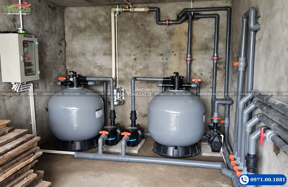 Hai bình lọc Emaux cùng máy bơm, tủ điện và các nhánh đường ống trong phòng máy