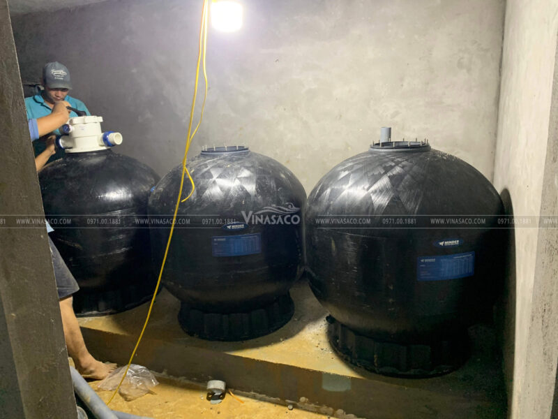 Bể bơi kinh doanh lắp đặt 3 bình lọc Minder nối tiếp