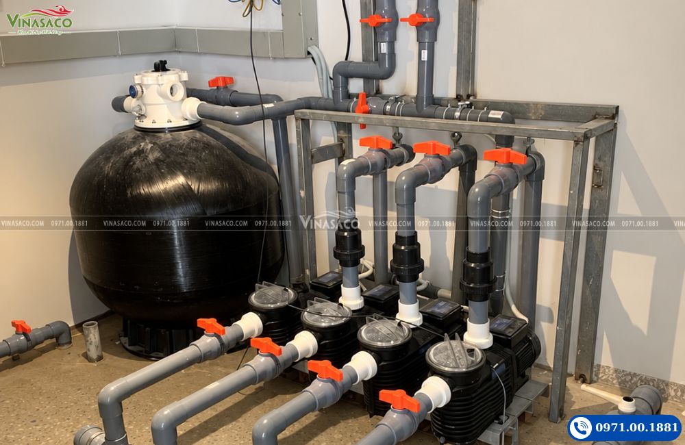 Bình lọc Minder cùng cụm máy bơm và các nhánh đường ống trong phòng máy