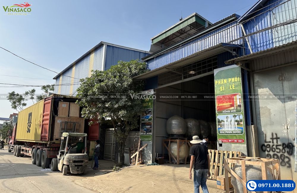 Kho Vinasaco với xe container, xe nâng và các kiện thiết bị bể bơi