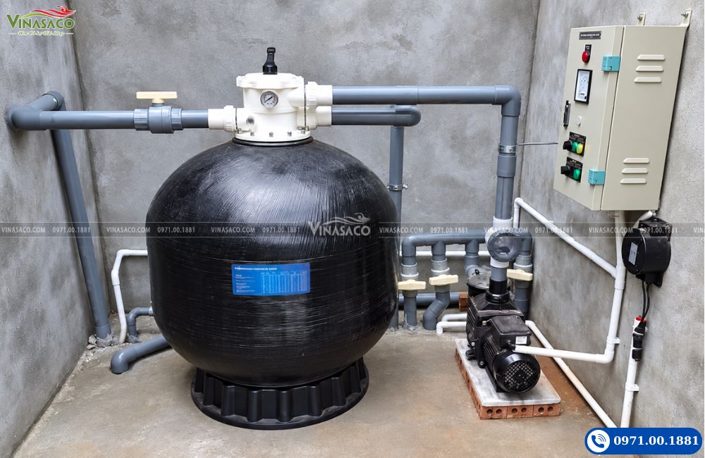 Bình lọc Minder kết nối với máy bơm, đường ống và tủ điều khiển trong phòng máy