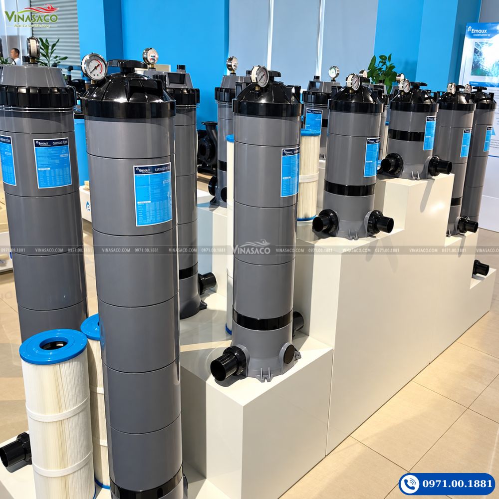 Các bình lọc Cartridge Emaux có chiều cao khác nhau tại khu trưng bày