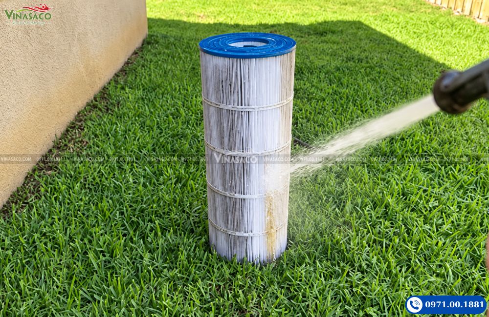 Dùng vòi nước rửa cặn trên các nếp gấp của lõi lọc Cartridge