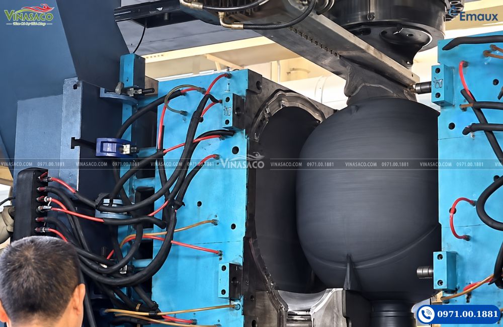 Thiết bị tạo hình thân bình trong khu vực sản xuất Emaux