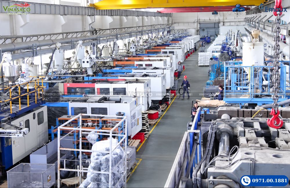 Toàn cảnh xưởng Emaux với các dãy máy sản xuất và lối đi