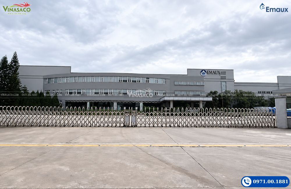 Mặt ngoài nhà máy Emaux với tòa nhà và cổng ra vào