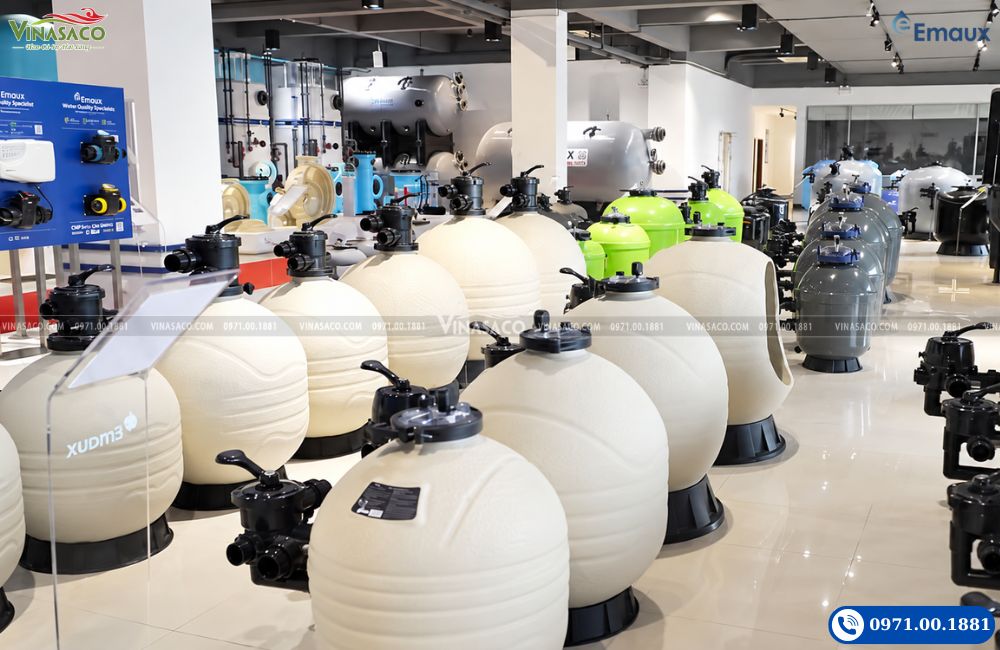 Nhiều kiểu bình lọc bể bơi được trưng bày tại Emaux