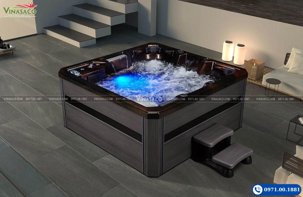 Bồn sục Jacuzzi WS-008H lắp đặt tại sân vườn biệt thự
