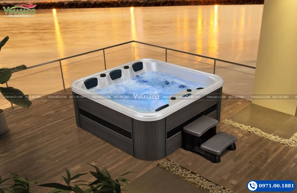 Bồn sục Jacuzzi WS-193H lắp đặt tại sân vườn biệt thự