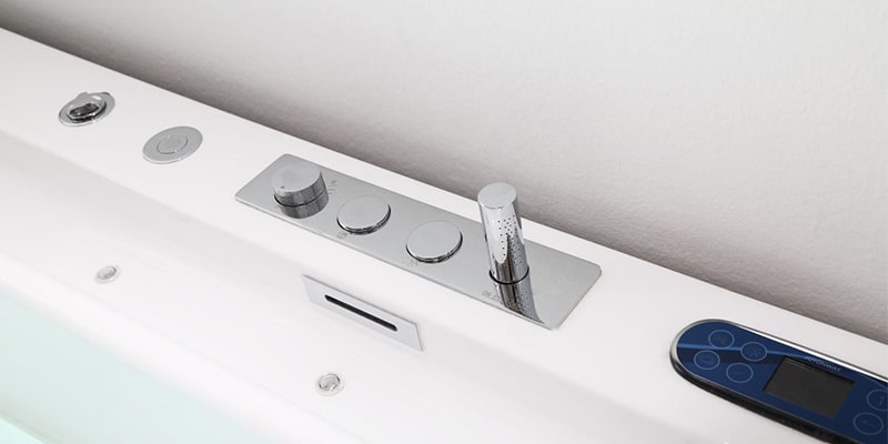 hệ thống các phím bấm điều khiển được thiết kế tại thành bồn tắm