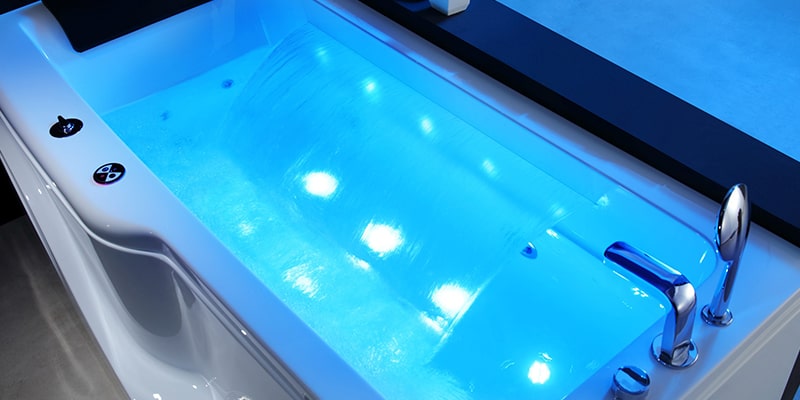 Thác nước xả tràn kết hợp hiệu ứng đèn led thẩm mỹ của bồn tắm Gemy