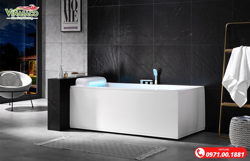 Ảnh bồn tắm massage Ruby XR8001 đặt tại góc phòng tắm