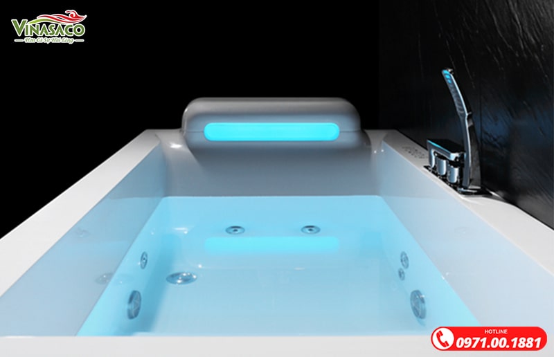 Bồn tắm massage Ruby XR8001 - Mẫu bồn có thác xả tràn tại vùng cổ