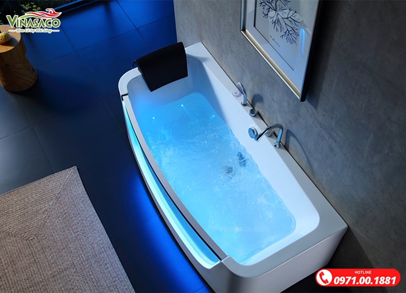 Ảnh bồn tắm massage XR8027 với hệ thống led đổi màu ấn tượng