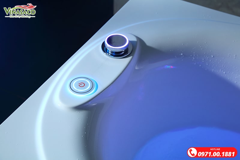 Các phím chức năng điều khiển tích hợp ngay trên thân bồn