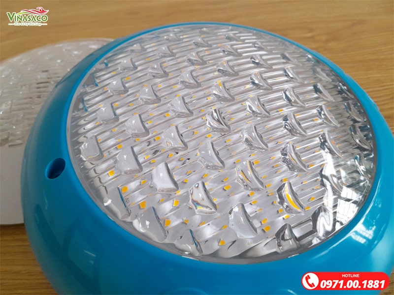 Zoom cận hình ảnh chiếc đèn chiếu sáng vỏ nhựa