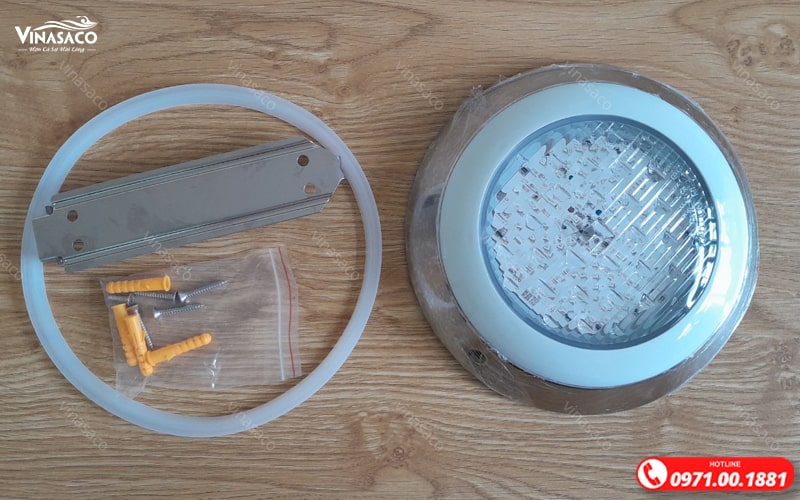 Hình ảnh đèn led trắng và phụ kiện lắp đặt đi kèm