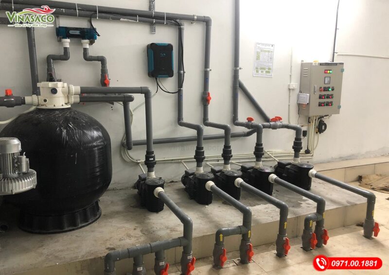 Phòng máy bể bơi với hệ thống bơm và bình lọc 