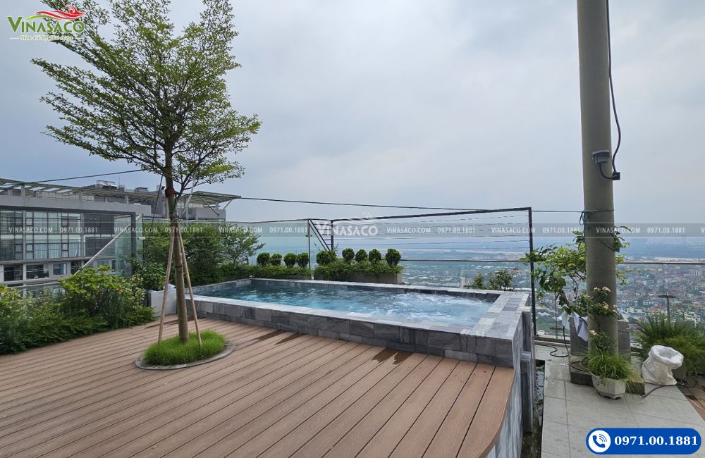 Bể bơi Penthouse Ecopark nhìn từ sân vườn