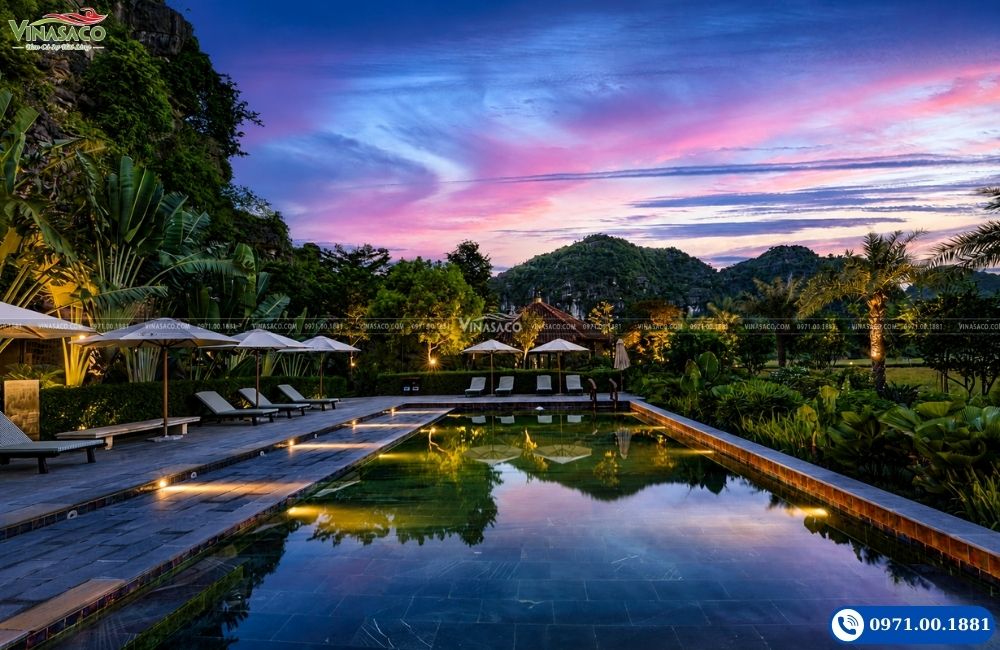 Bể bơi An Hideaway Resort Ninh Bình vào buổi tối