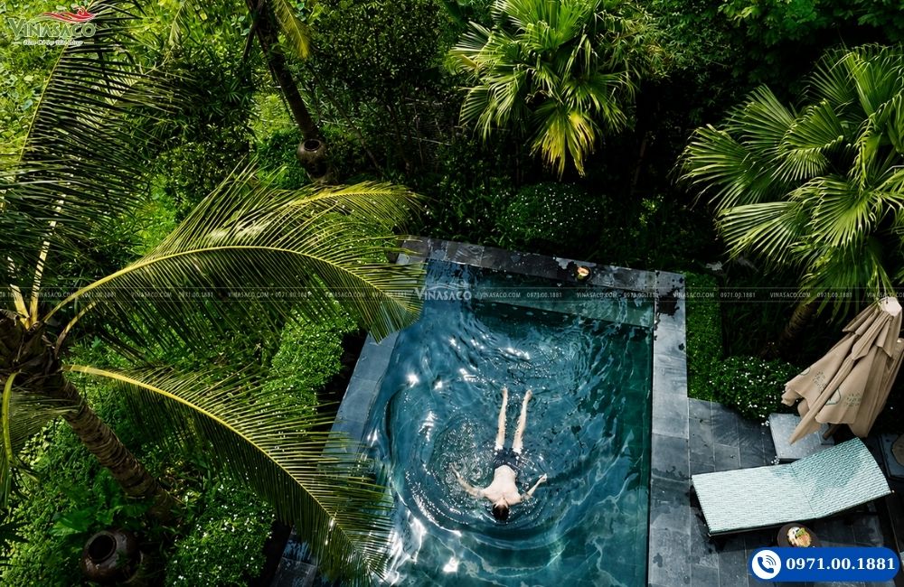 Du khách thư giãn trong bể bơi Private Pool Villa An Hideaway Resort