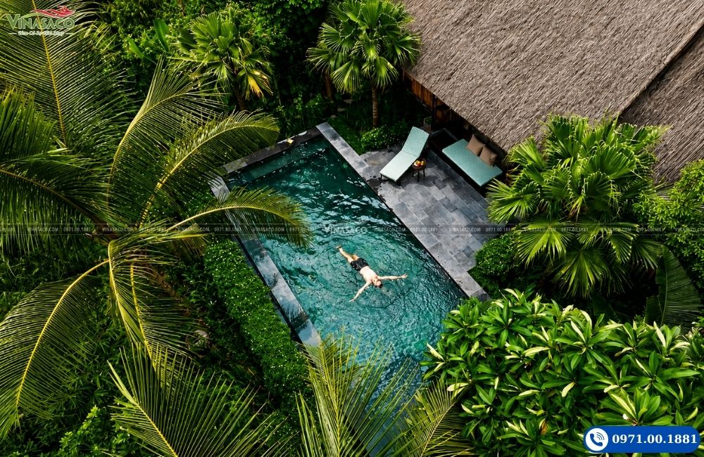 Du khách thư giãn bên hồ bơi riêng An Hideaway Resort