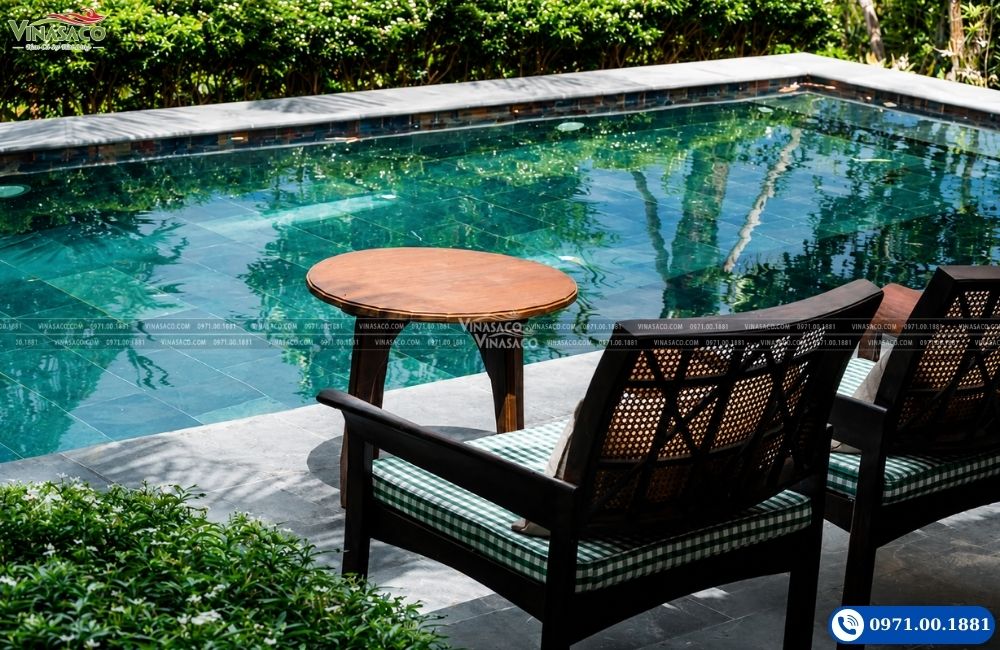 Không gian thư giãn bên bể bơi bungalow An Hideaway Resort