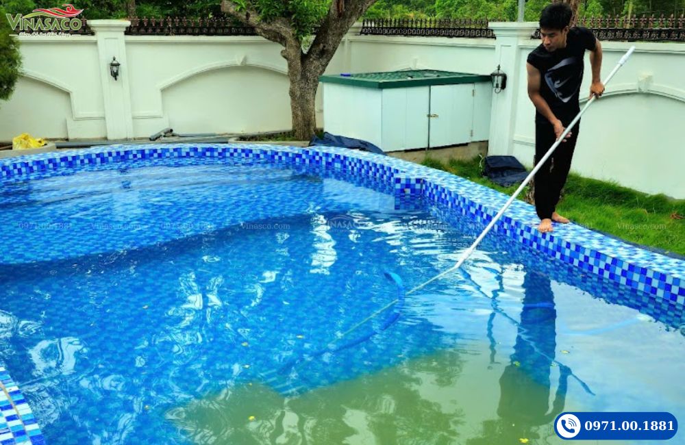 Hút vệ sinh bể bơi