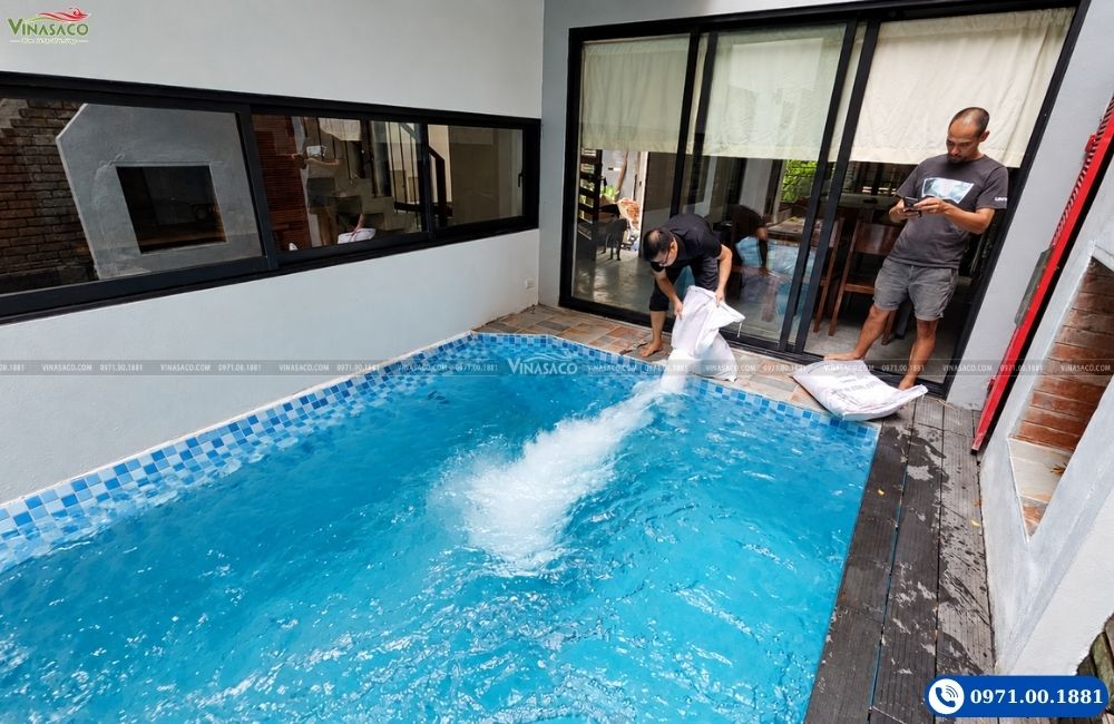 Bổ sung muối vào bể bơi gia đình để phục vụ hệ thống điện phân muối Laswim EC Plus