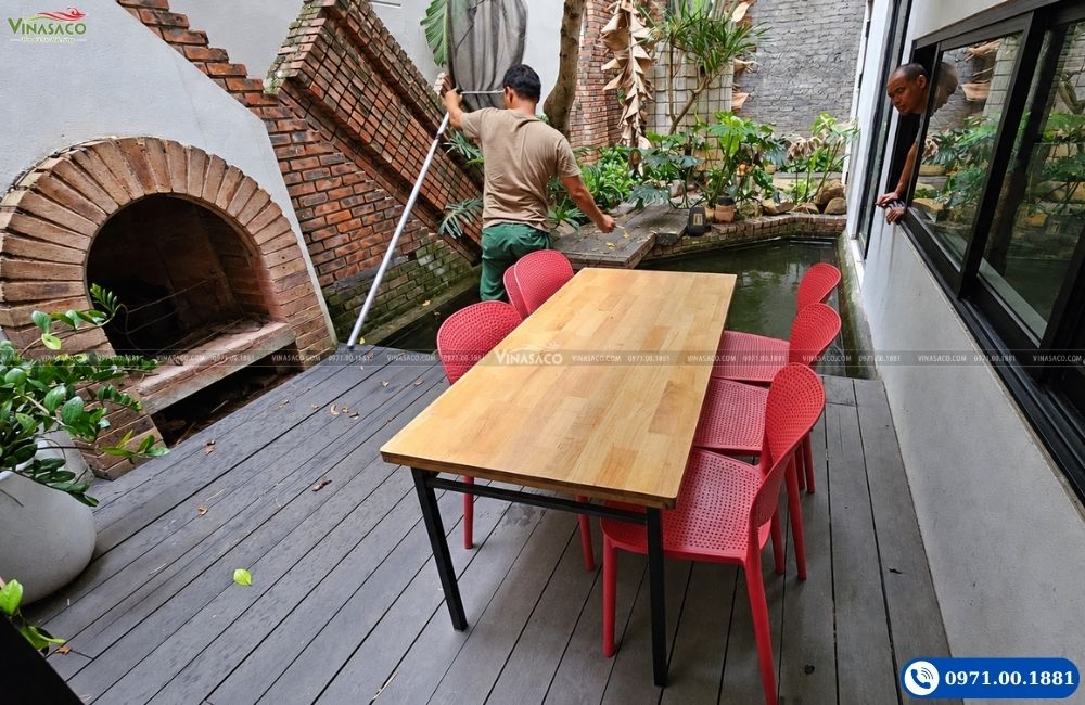 Khảo sát khu vực bể cá koi cạnh lối đi để lên phương án cải tạo bể bơi gia đình