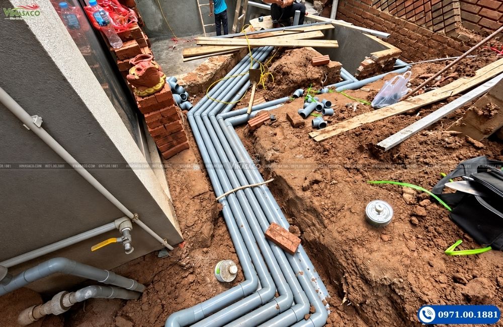 Các tuyến ống được bố trí trong khu vực cải tạo bể bơi gia đình tại Bồ Đề