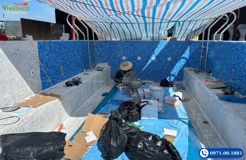 thi công ốp gạch mosaic bể bơi du thuyền