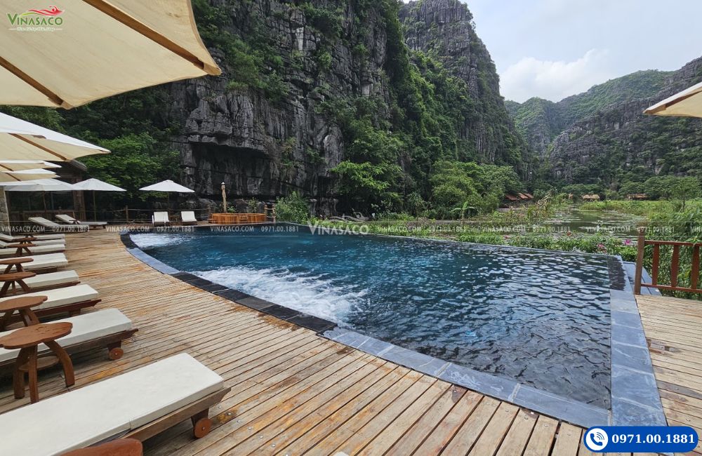 Khu massage thủy lực tích hợp trong bể bơi Karsia Retreat Ninh Bình