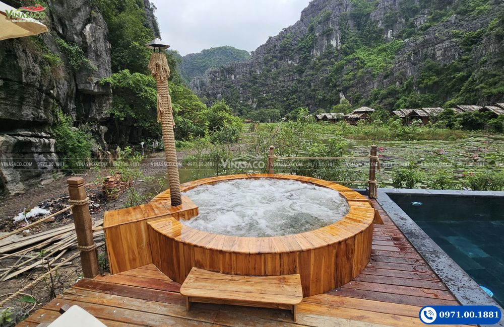 Bể sục Jacuzzi nóng bên cạnh hồ bơi Karsia Retreat Ninh Bình