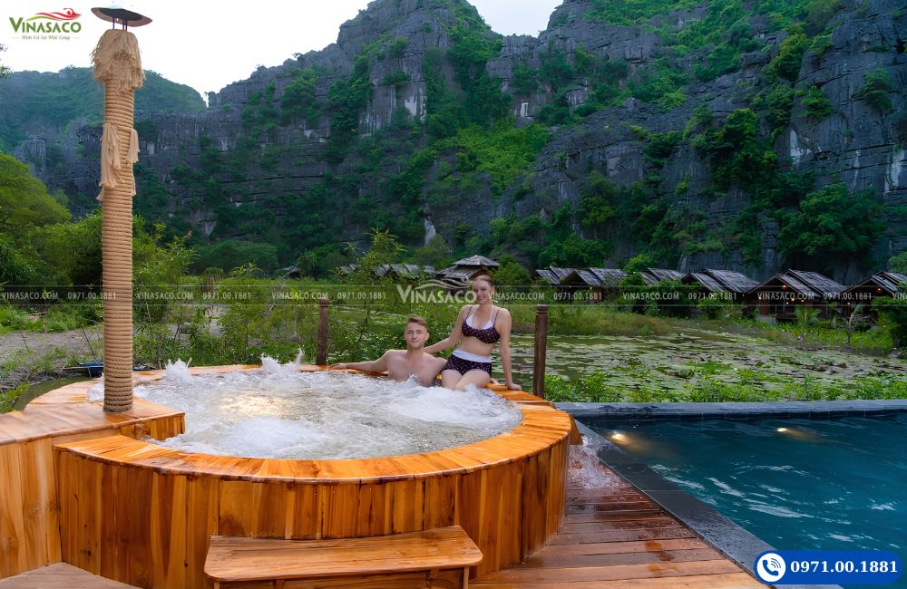 Du khách trải nghiệm bể sục Jacuzzi Karsia Retreat Ninh Bình