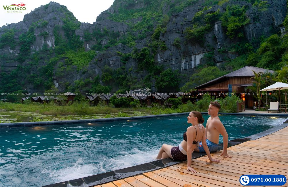 Du khách trải nghiệm bể bơi vô cực Karsia Retreat tại Ninh Bình
