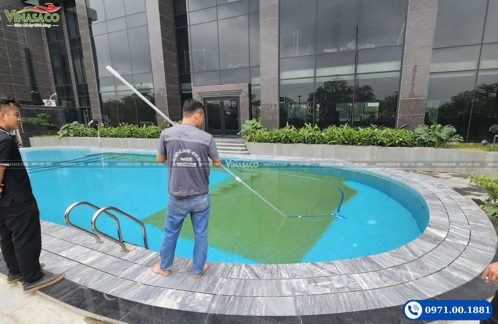 hút vệ sinh bể bơi khách sạn Green Peninsula vận hành thử