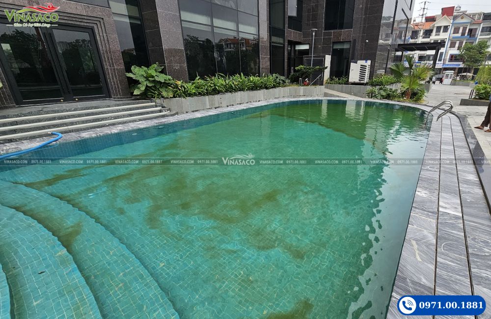 sau khi đánh trợ lắng bể bơi khách sạn nước trong
