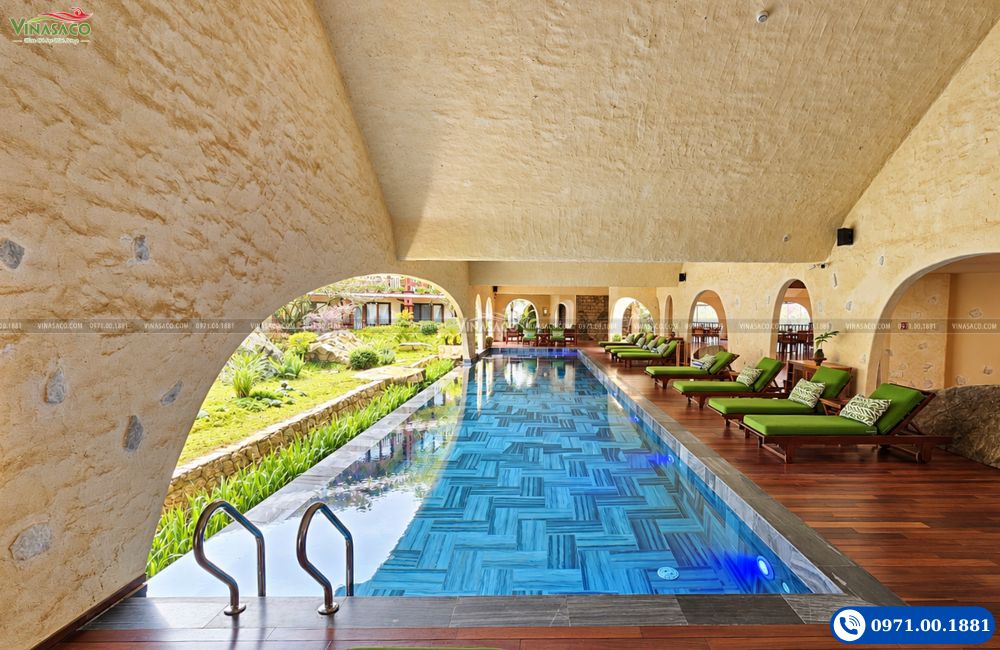 Bể bơi 4 mùa The Myst Sapa Resort nhìn từ góc có thang xuống nước