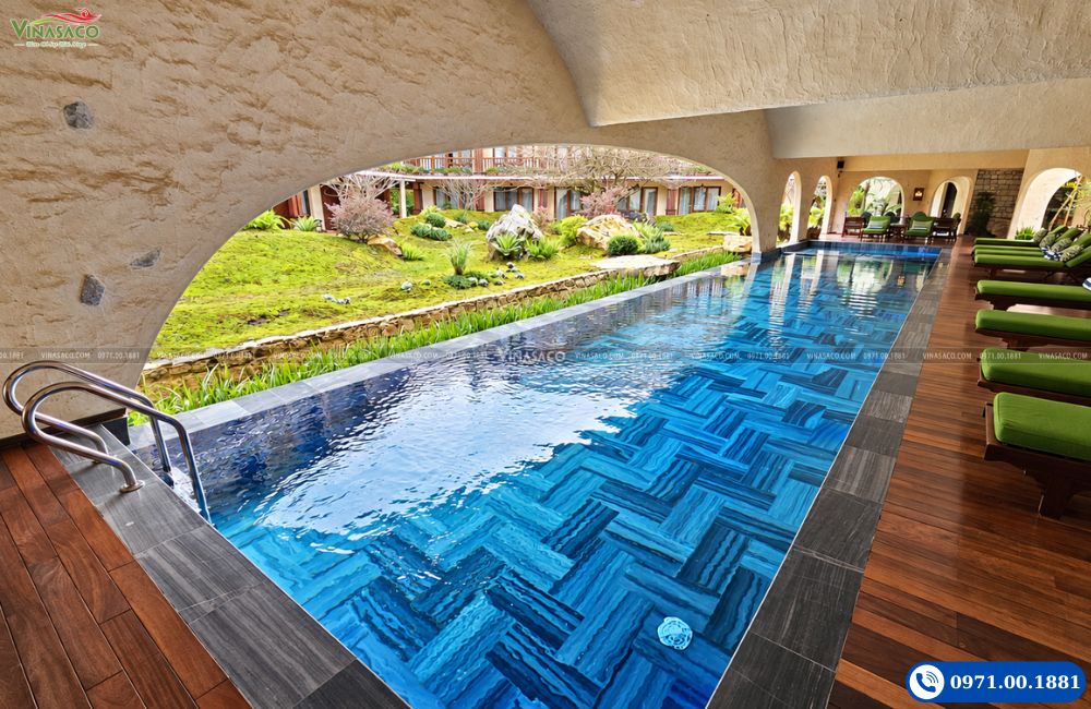 Bể bơi 4 mùa hoàn thiện tại The Myst Sapa Resort nhìn dọc khu ghế nghỉ